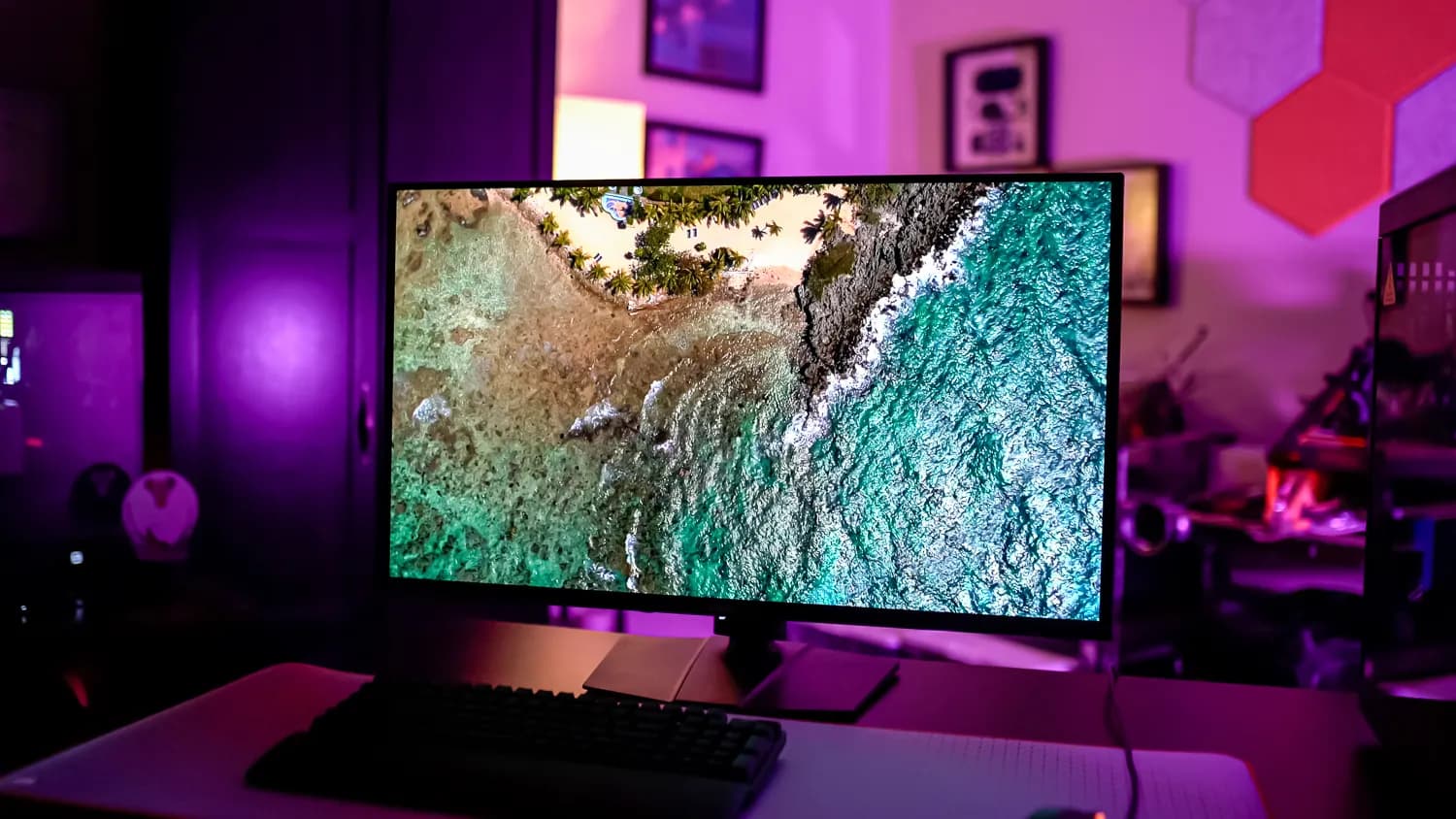 "نسخه ی نمایشی OLED که روی MSI MPG321URX اجرا می شود