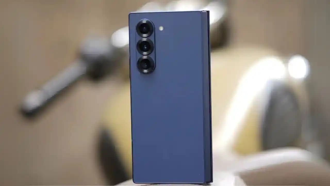 Galaxy Z Fold7 In Blue Shadow 2
