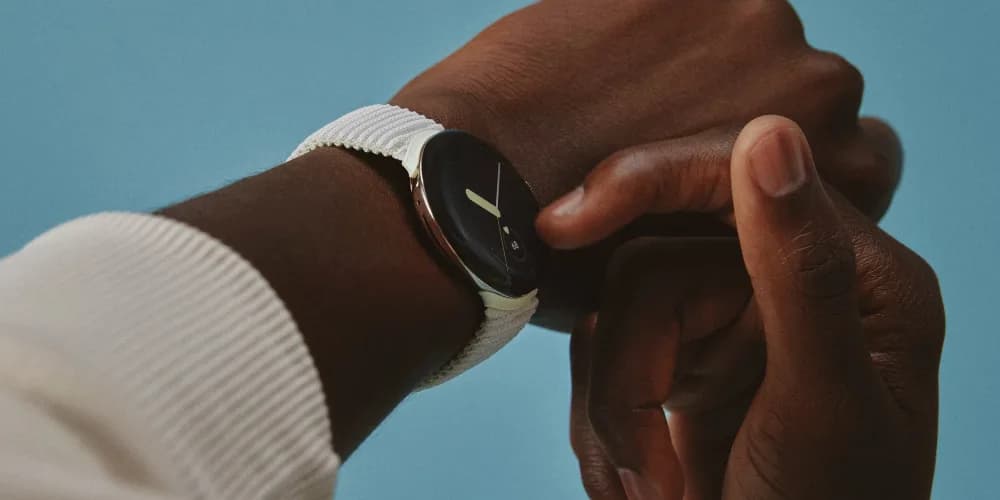 This photo is of the Pixel Watch 2 in a human hand. This news with the title "You may have a Pixel Watch 2 with a battery life of several days and a UWB chip! It was published on the irotime.com website on 08/08/2023.