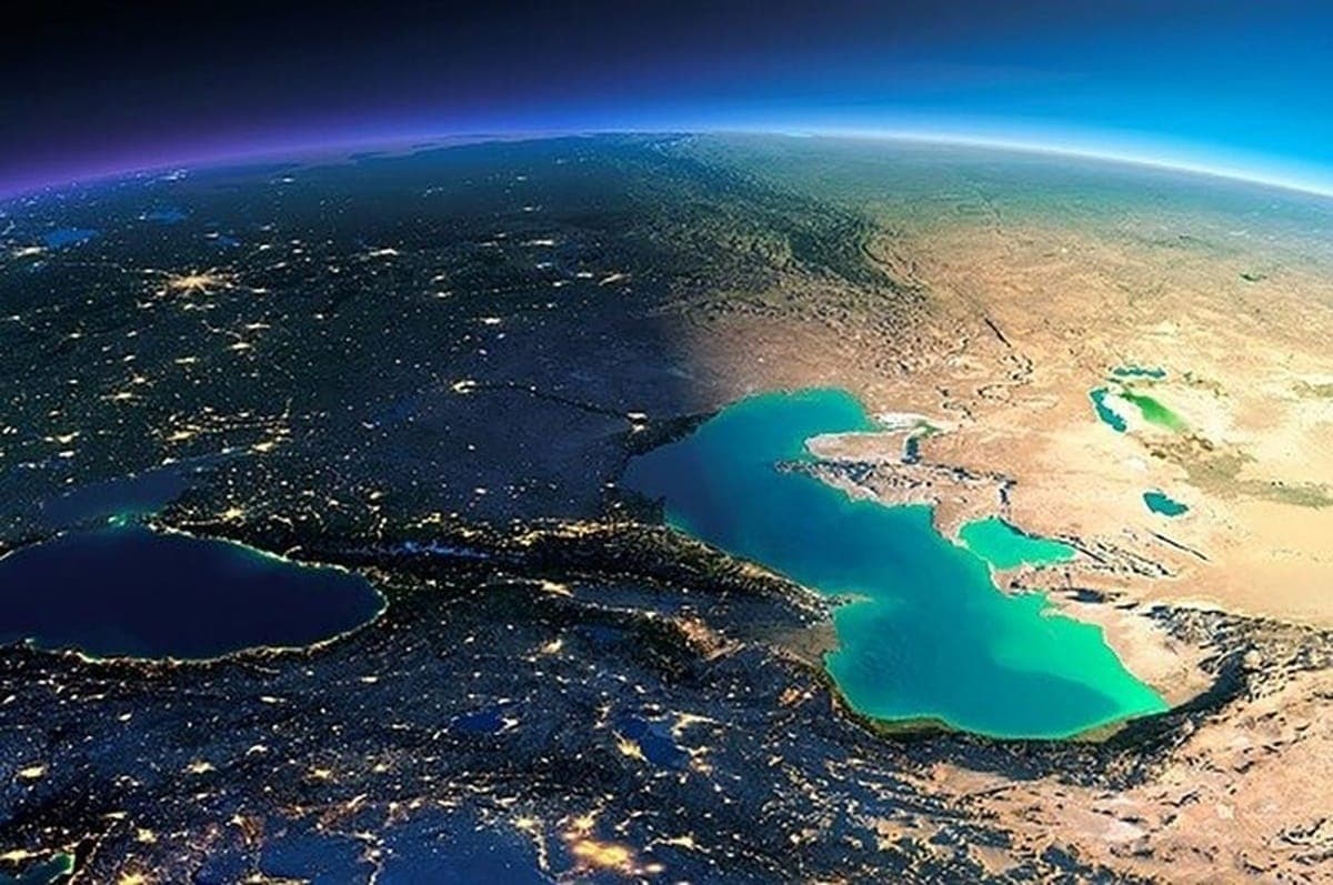 با استفاده از تصاویر ماهوارهای، سازمان فضایی ایران وضعیت سطح آب دریای خزر، بزرگترین دریاچه جهان، را در یک بازه حدود ۱۰ ساله بررسی کرده است. این بررسیها توسط بخش سنجش از دور سازمان فضایی ایران انجام شده و مختلف بخشهای دریای خزر از نظر سطح آب مورد ارزیابی قرار گرفته است. نتایج این تحقیقها نشان میدهد که در سالهای گذشته، به ویژه در دو سال اخیر، بخش شمالی دریای خزر با کاهش سطح آب و جابجایی خط ساحلی که ناشی از کاهش میزان آب است، مواجه بوده است. این تغییرات وضعیت جدی سطح آب و ساحل را در این بخش ن