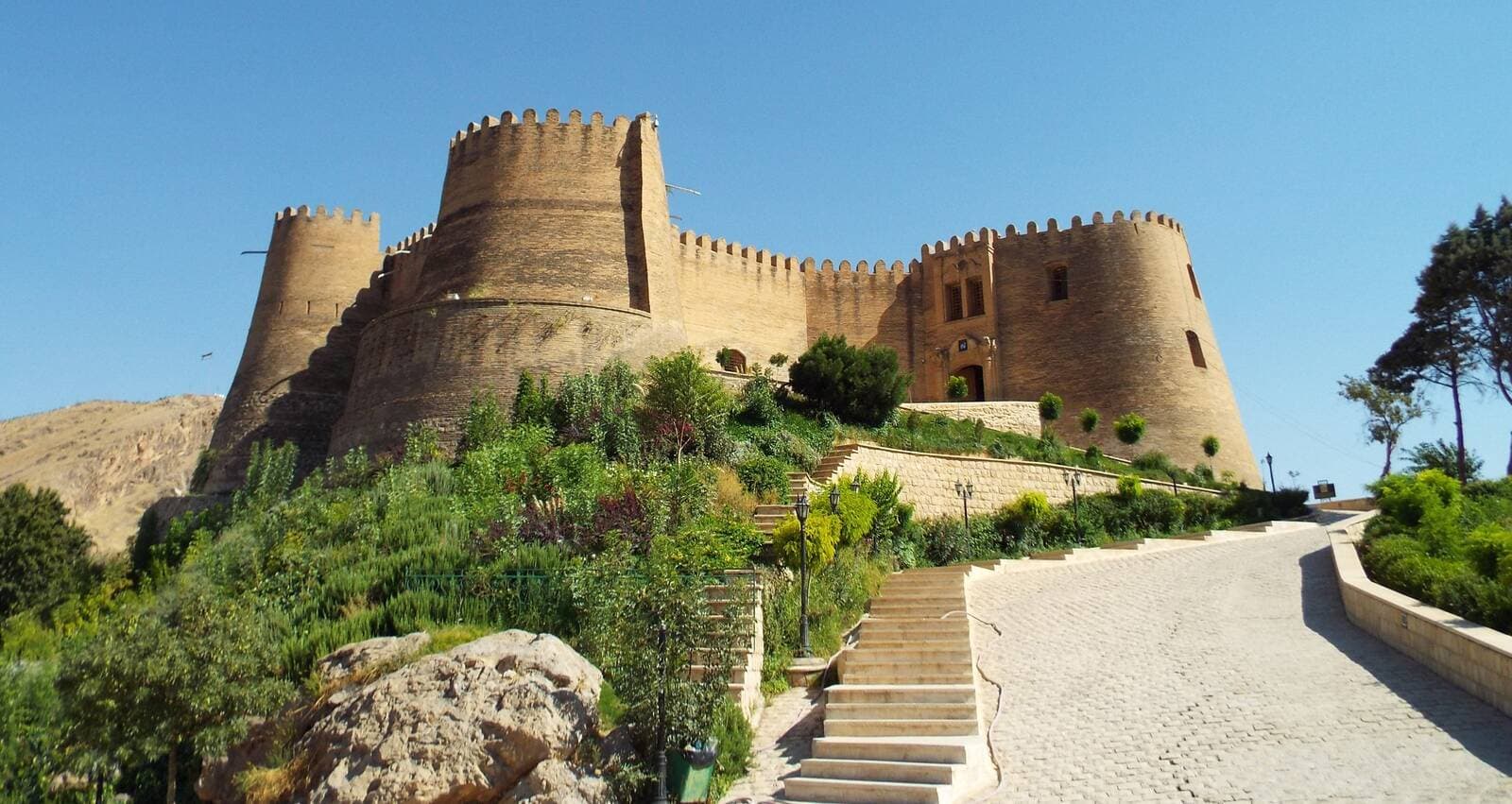 This picture is about Falak-ol-Aflak Castle. that in a news titled "Flak Ala Flak, a magnificent castle that gives a sense of power!" It is located on the irotime.com website