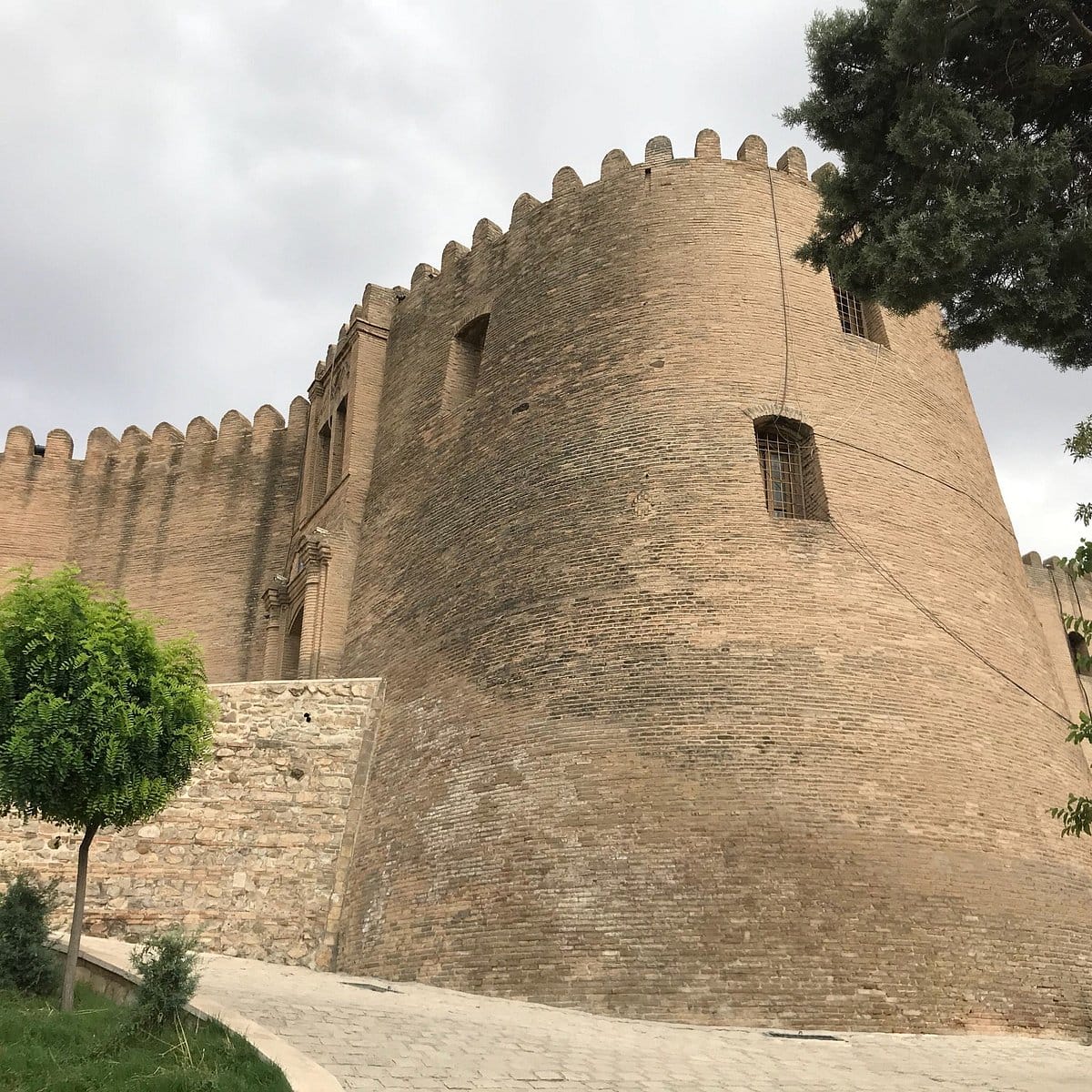 This picture is about Falak-ol-Aflak Castle. that in a news titled "Flak Ala Flak, a magnificent castle that gives a sense of power!" It is located on the irotime.com website