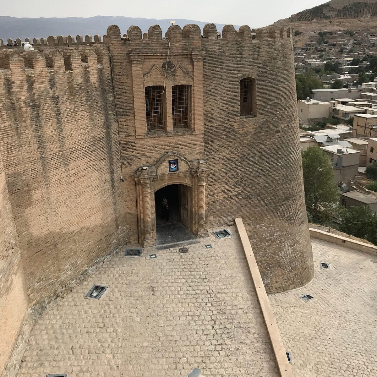 This picture is about Falak-ol-Aflak Castle. that in a news titled "Flak Ala Flak, a magnificent castle that gives a sense of power!" It is located on the irotime.com website