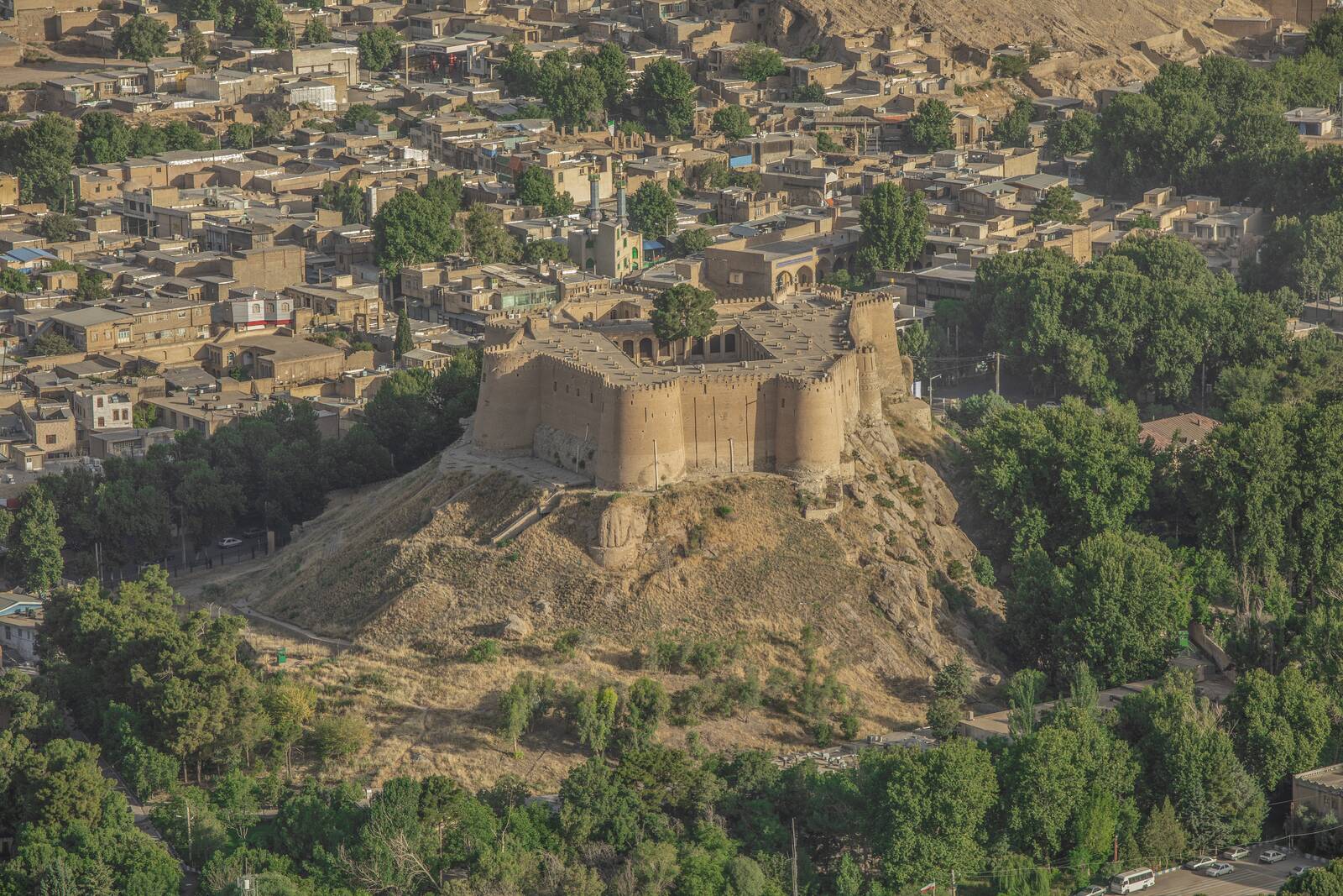 This picture is about Falak-ol-Aflak Castle. that in a news titled "Flak Ala Flak, a magnificent castle that gives a sense of power!" It is located on the irotime.com website