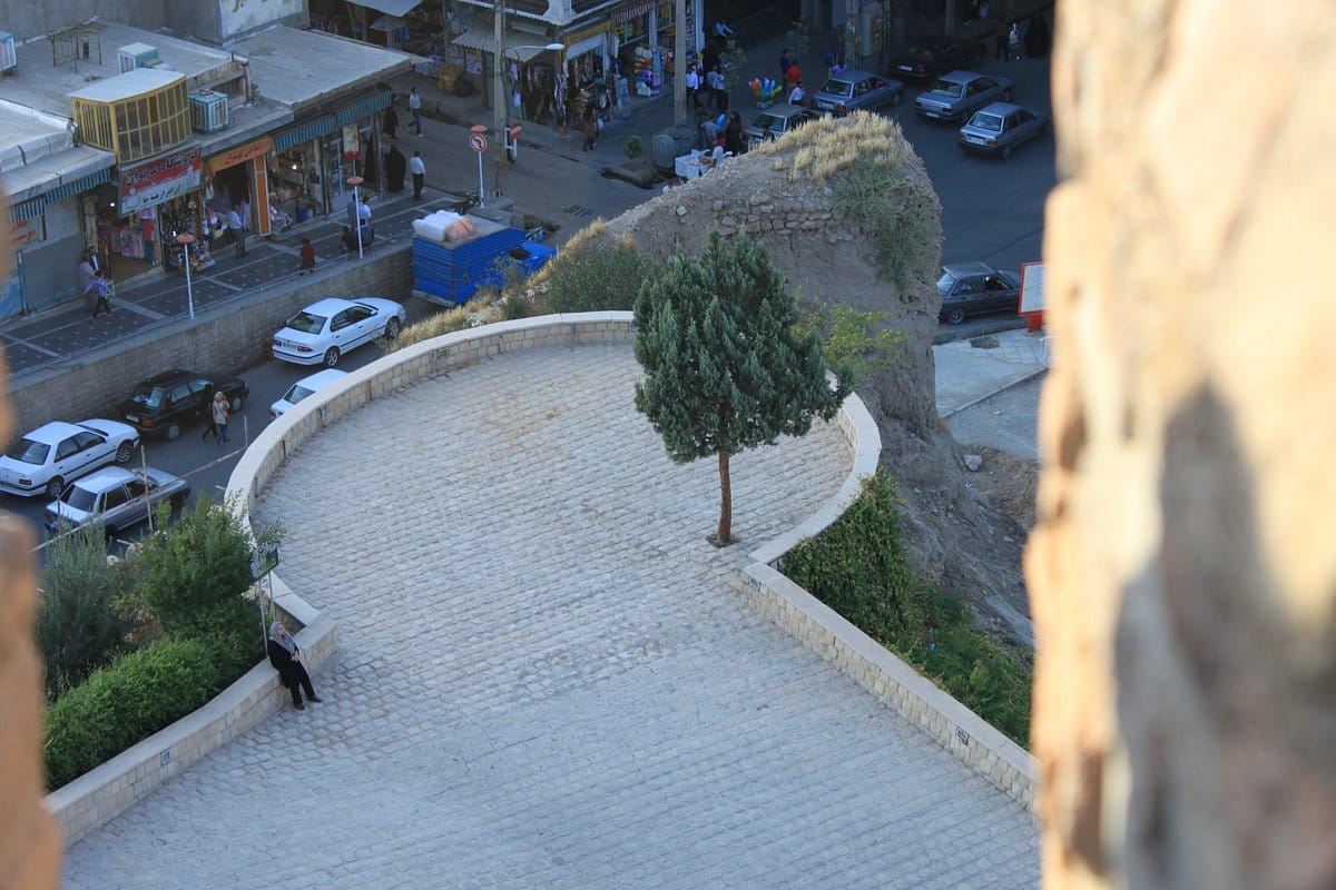 This picture is about Falak-ol-Aflak Castle. that in a news titled "Flak Ala Flak, a magnificent castle that gives a sense of power!" It is located on the irotime.com website