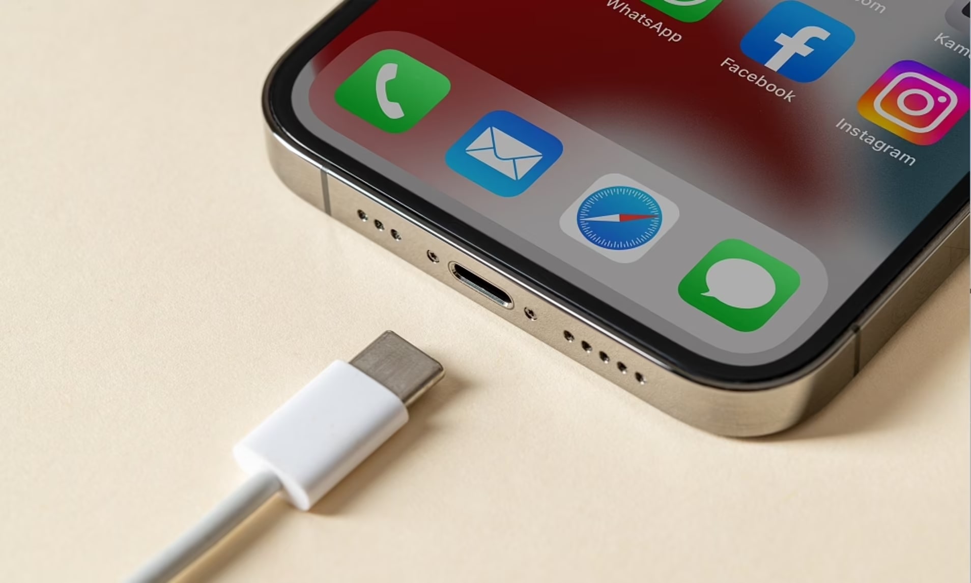 تصاویر جدیدی از کانکتور USB-C آیفون ۱۵ منتشر شد 3