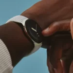 This photo is of the Pixel Watch 2 in a human hand. This news with the title "You may have a Pixel Watch 2 with a battery life of several days and a UWB chip! It was published on the irotime.com website on 08/08/2023.