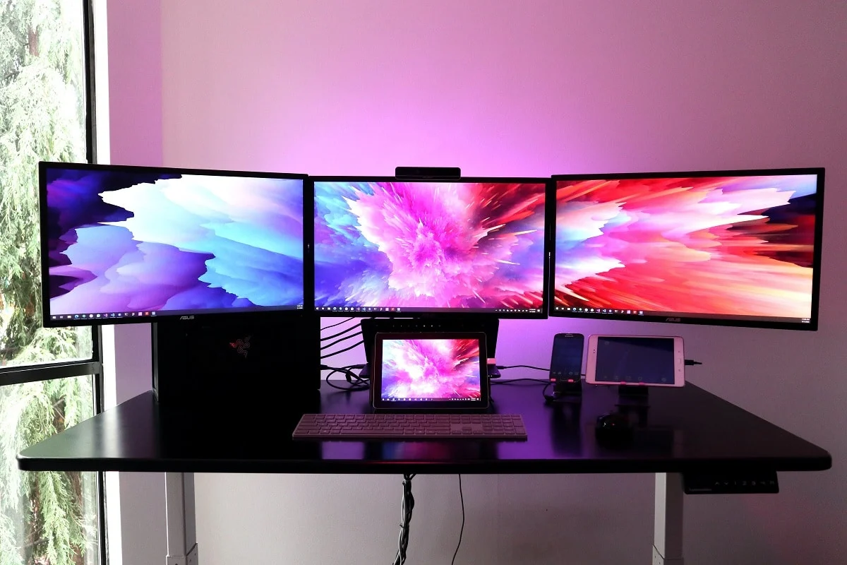 How to Set Up Three Monitors on a Laptop