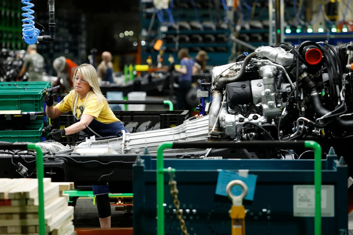 کارگران خط در سال 2019 روی شاسی وانت‌های بزرگ جنرال موتورز در کارخانه مونتاژ فلینت در فلینت، میشن کار می‌کنند.