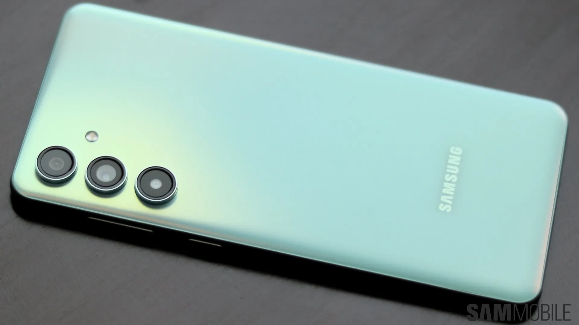 گلکسی A56 ریبرند شده در دست ساخت است